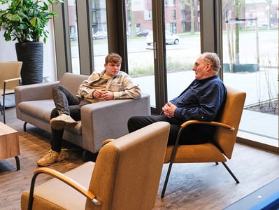 Boutenshof huiskamer begeleider met deelnemer 0778