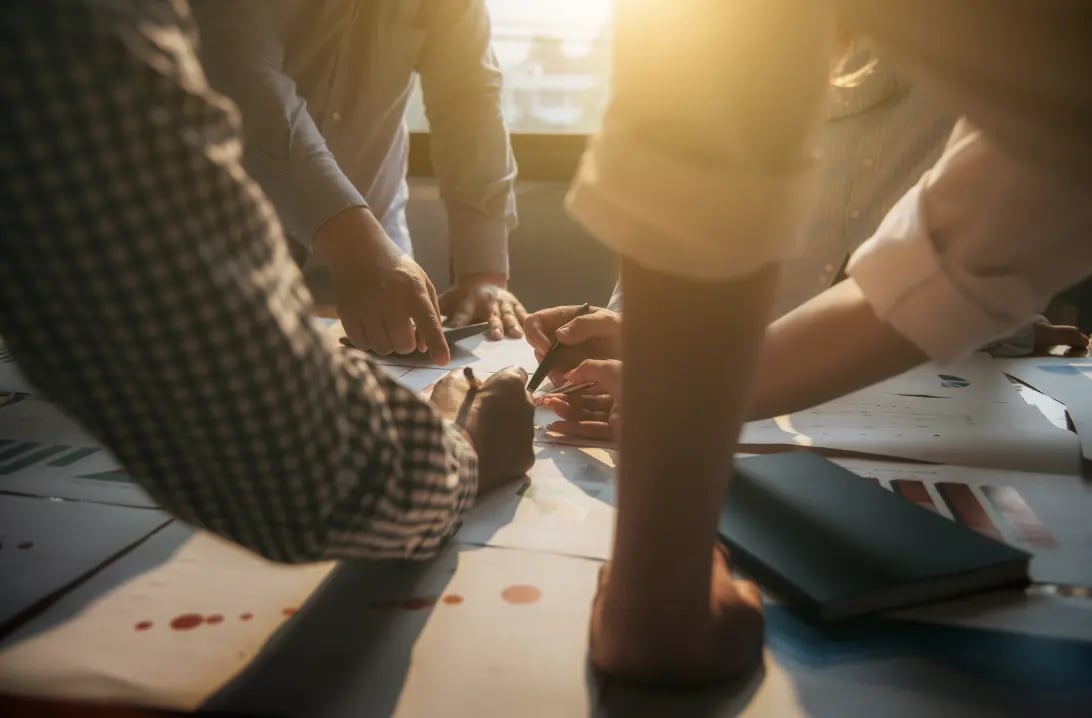 meeting-business-people-group-corporate-discussion-investment-investment-concept-conference-room