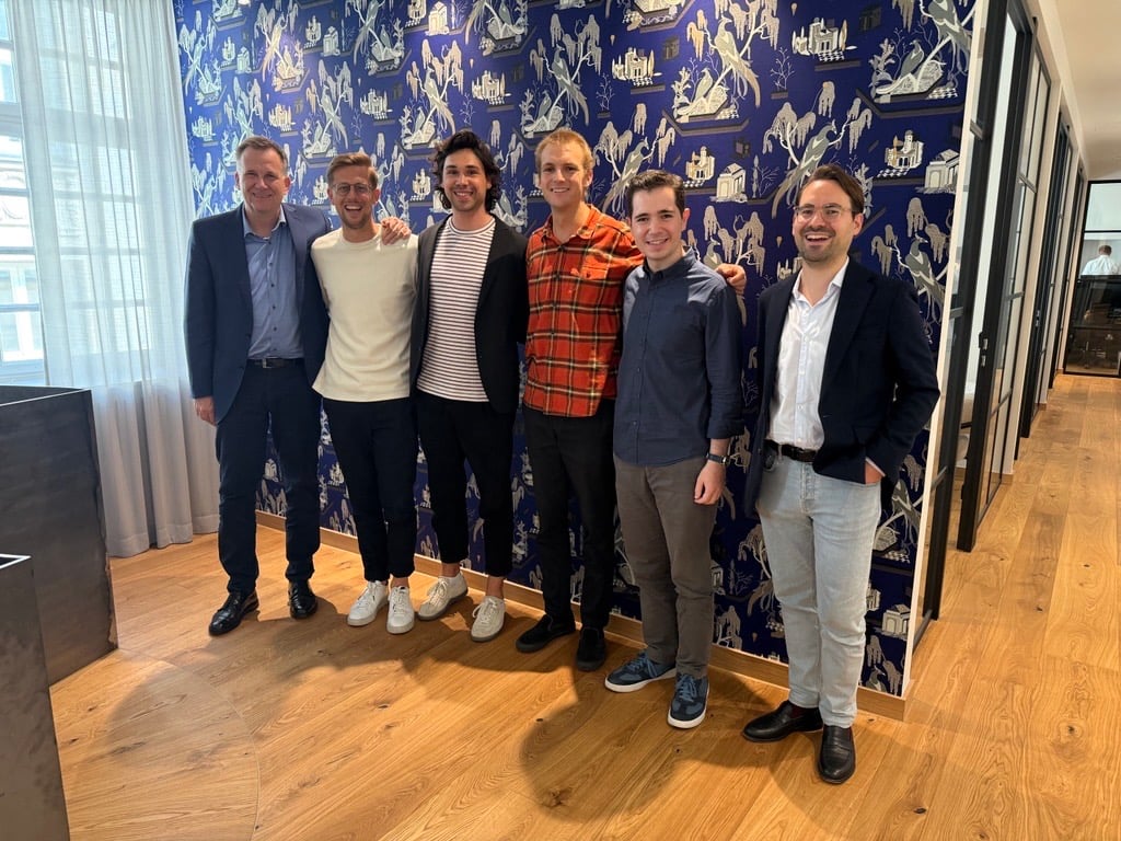 myneva x Kuidado_v. l. n. r. Dieter Weißhaar (CEO, myneva Group), Sören Göhler, Dylan Gruner, Johannes Kiwi, Pablo Valencia (alle Gründer und GF, Kuidado GmbH), Fabian Schmidt (Investment Manager, Summa Equity)